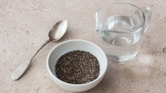 A semente de chia precisa de água para garantir todos os benefícios e nutricionistas explicam como hidratar do jeito correto