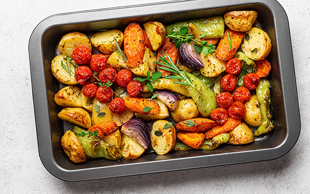 Aprendi um jeito diferente de assar legumes no forno e agora eles ficam caramelizados, dourados e cheios de sabor