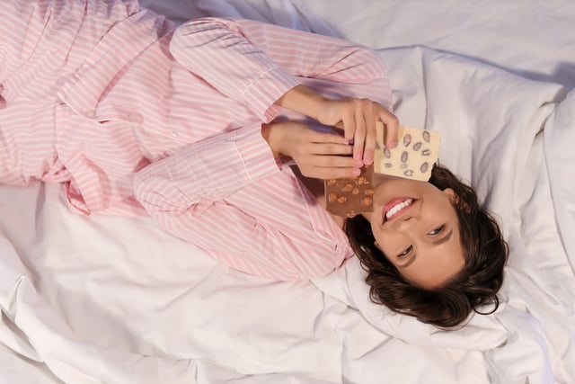 Pessoas sensíveis à cafeína podem sentir dificuldade para pegar no sono após comer chocolate de noite. (créditos: Shutterstock)