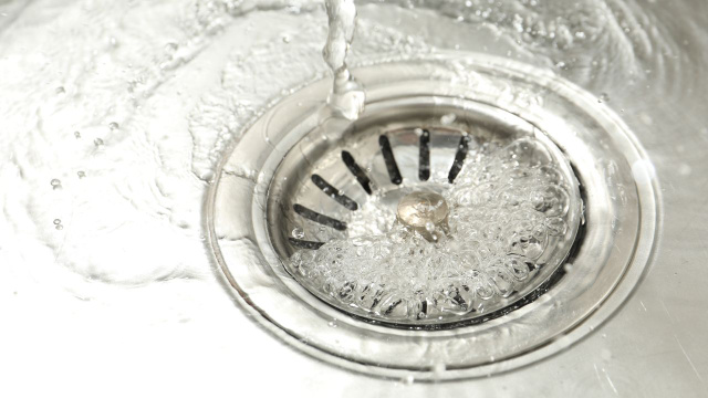 Esqueça o vinagre: despeje meio copo disso e o entupimento do ralo da pia se resolverá imediatamente