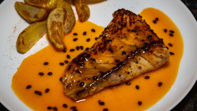 Peixe ao molho de maracujá não tem erro para trazer mais tropicalidade ao seu dia! (Créditos: Shutterstock)