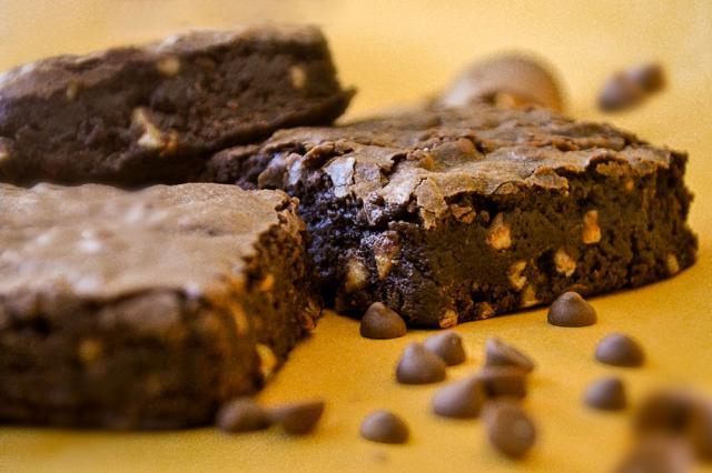 Aprenda de uma vez por todas a preparar o brownie perfeito com casquinha crocante e interior úmido