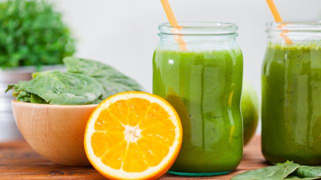 Em busca de uma bebida poderosa? Conheça os benefícios do suco de couve e laranja para a sua saúde!