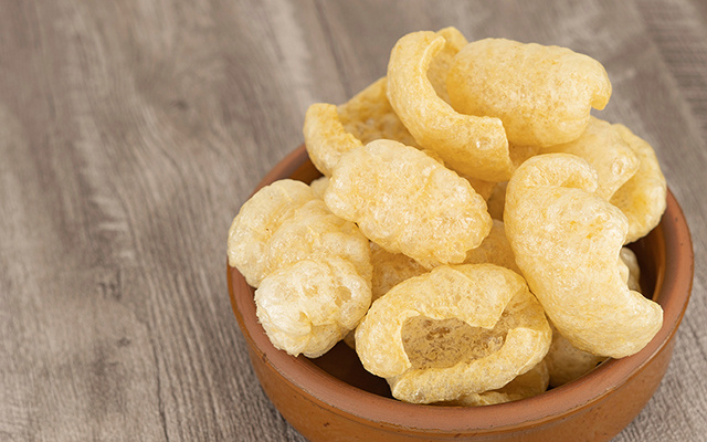 Como fazer pururuca de pele de porco crocante, sequinha e sem se queimar