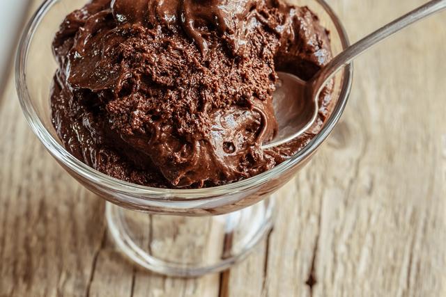 Mousse de chocolate proteico é a sobremesa fitness perfeita para beliscar no pós-treino