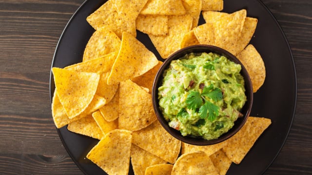 Guacamole com nachos caseiros (Créditos: Canva)
