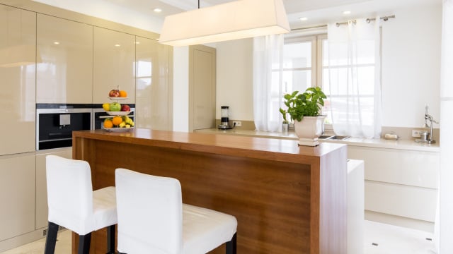 Apostar em uma bancada na cozinha pode deixar o ambiente mais amplo e integrado (Créditos: Shutterstock)