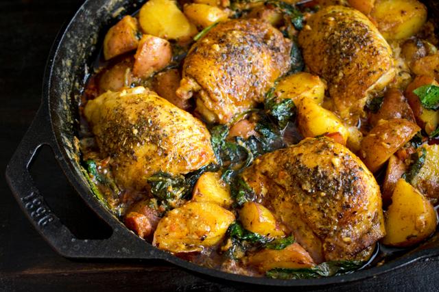 Frango assado na cerveja com batatas (Créditos: TudoGostoso)
