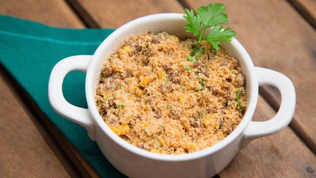Farofinha de torresmo é o acompanhamento fácil e delicioso para a feijoada, todo mundo vai te pedir a receita!