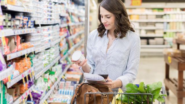 Você sabe o que fazer quando encontra alimento fora da validade à venda no mercado? E quando já comprou?