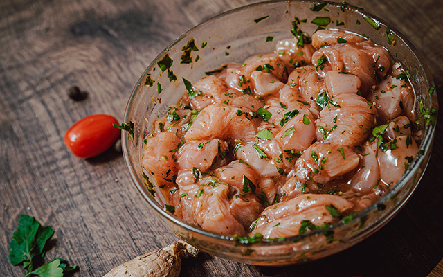 Por que é essencial temperar peito de frango ou lombo suíno dessa forma?