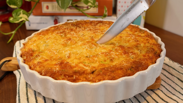 Torta salgada assada em refratário cerâmico com cobertura de queijo perfeitamente gratinado. (Foto: reprodução Ana Zambrin no Youtube)