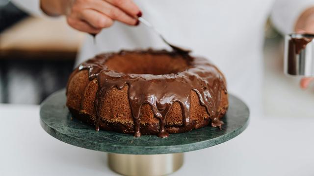 Esse bolo de chocolate de liquidificador com cobertura cremosa você só encontra no TudoGostoso
