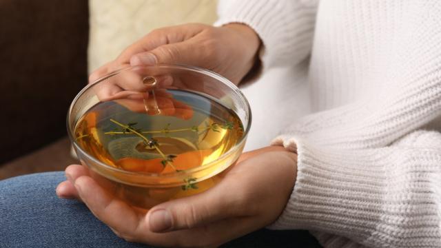 Chá de carqueja após o almoço: os benefícios ao corpo de beber a infusão nesse horário todos os dias