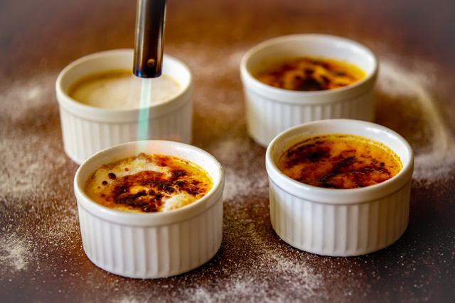 O maçarico é ótimo para finalizar o creme brûlée! (Créditos: Shutterstock)