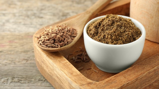 Nem açafrão, nem pimenta-do-reino: esse tempero comum na culinária mediterrânea ajuda na queima de gordura e pode ser usado em infusões