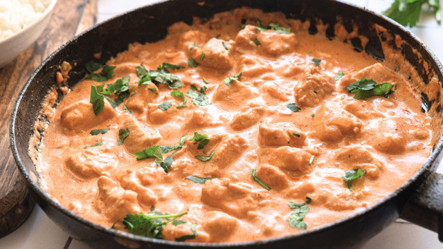 Panelão de strogonoff de frango para a família inteira repetir sem culpa (e sem faltar!): vem que eu te ensino a receita fácil!