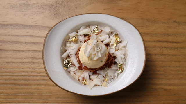Crumble de castanha-do-pará e pistache servidos com sorvete e finalizado com folhas de ouro (Créditos: Masterchef)