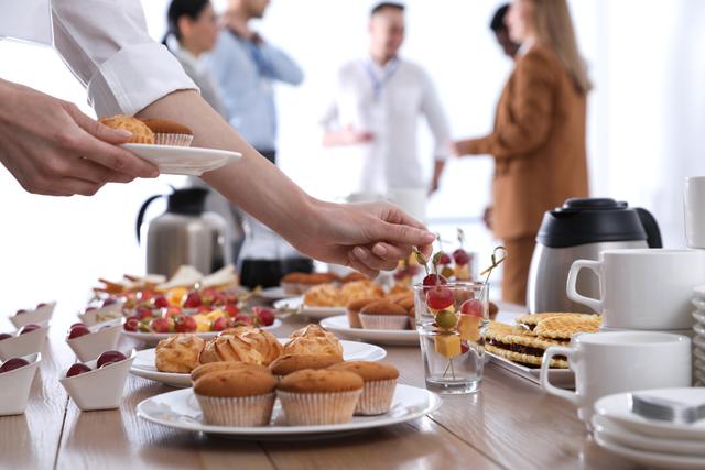 ATENÇÃO se você come muito na rua: evite esses lugares e alimentos para não se arriscar com uma intoxicação alimentar