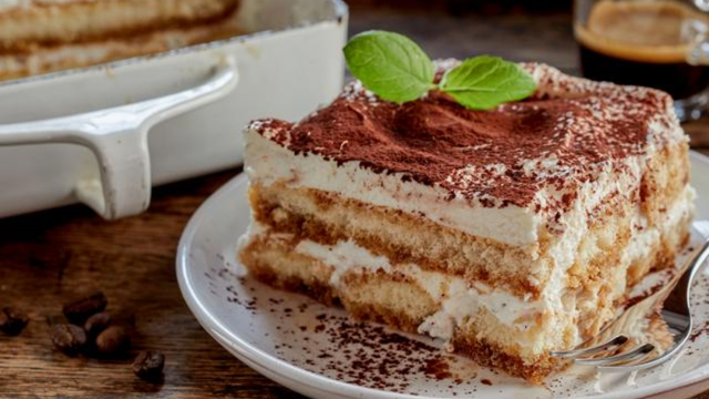Clássico das sobremesas com café, o tiramisù é um doce italiano irresistível. (créditos: Shutterstock)