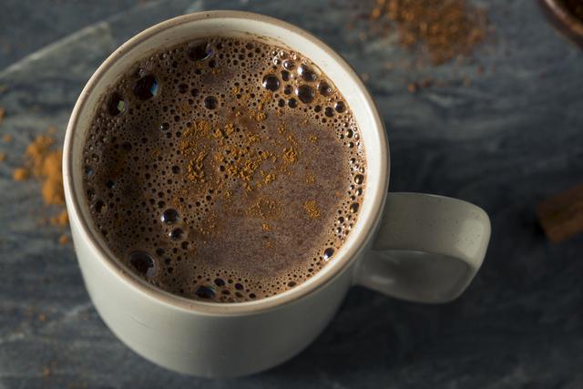 Chocolate quente sem creme de leite: confira 3 maneiras diferentes de preparar a bebida para espantar a frente fria!