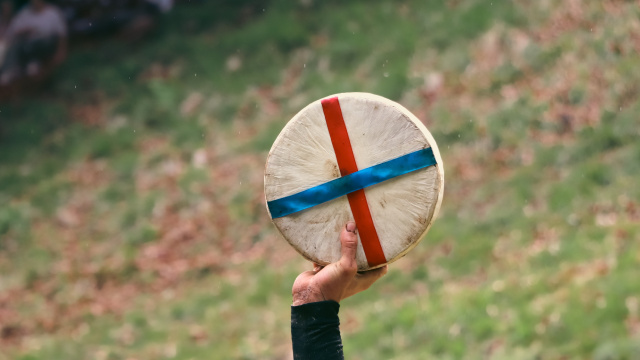 A competição tradicional envolvendo um queijo de 4kg que acaba com hospitalizados todos os anos: o público gosta, mas as autoridades querem proibir