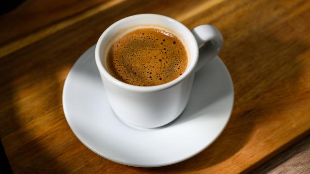 O melhor dos mundos: como beber café com a energia da cafeína, mas sem sofrer com ansiedade (truque simples com um ingrediente!)