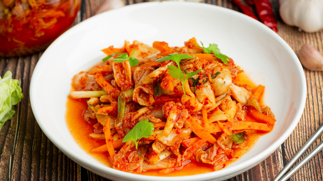 Queda no consumo de kimchi como acompanhamento foi ainda mais expressiva entre os jovens de 20 a 39 anos. (créditos: Shutterstock)