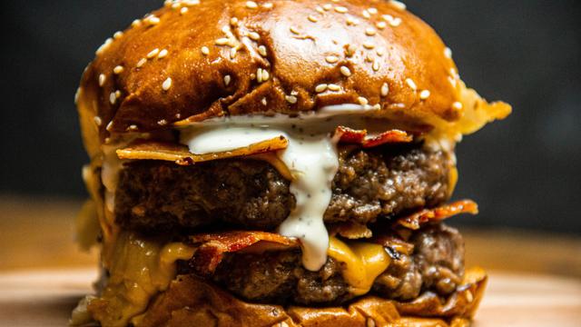Menino viciado em fast-food fica cego e drama expõe efeitos da alimentação limitada em hambúrgueres com molho ranch e batata frita