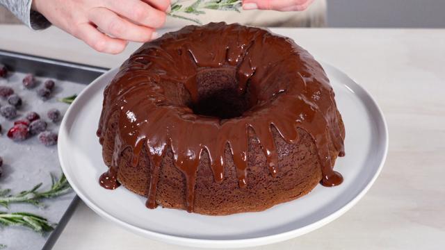 Essa receita de bolo caseiro de chocolate com cobertura de brigadeiro vai te viciar! (Créditos: Shutterstock)