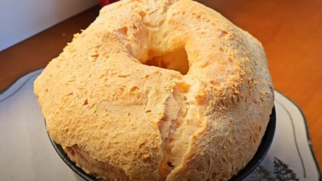 Sem trigo e sem fermento: aprenda a fazer um bolo de polvilho como você nunca viu e que não murcha ao sair do forno