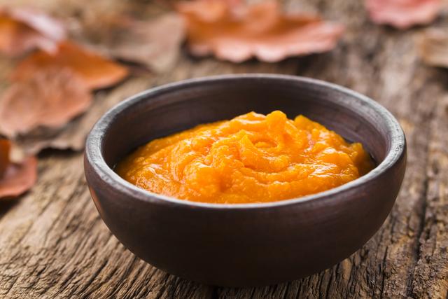 É muito fácil transformar abóboras frescas em purê de abóbora caseiro, um acompanhamento saboroso e nutritivo para comer a semana toda