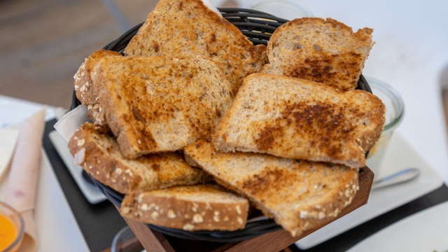 Pão e açúcar no sangue: por que a torrada tem um índice glicêmico diferente do pão fresco?