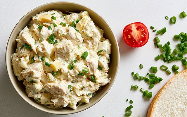 Fiz o frango cremoso com batata crocante que viralizou nas redes e agora não quero outra coisa para o almoço: é prático e muito saboroso