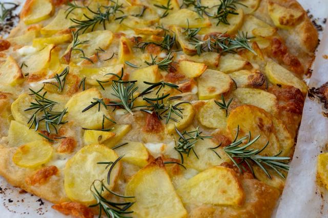 Pra servir no Carnaval: focaccia de batata adorada pelos italianos fica bem macia por dentro e crocante por fora