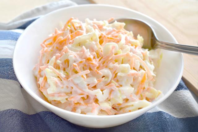 Salada de repolho cremosa é a receita perfeita para um almoço em família. Aprenda como fazer