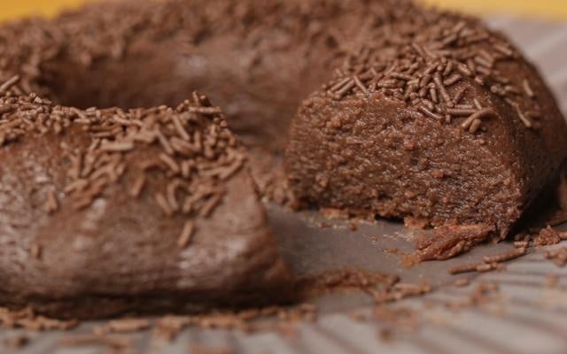 Como o próprio nome já diz, a receita de brigadeirão é muito rápida e fácil de preparar (Créditos: TudoGostoso)