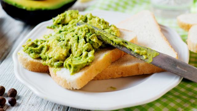 O patê salgado de abacate é diferente e muito gostoso para acompanhar aperitivos. (Créditos: Shutterstock)