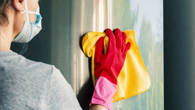 Misturinha caseira para tirar marcas de dedos de geladeira inox (Créditos: Shutterstock)