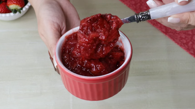 A geleia de morango fica uma delícia. (Créditos: Anelyse Martins/ reprodução YouTube)