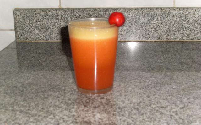 Rico em vitamina C, o suco de acerola é uma ótima opção para reforçar o seu sistema imunológico (Créditos: Maria Silva/TudoGostoso)