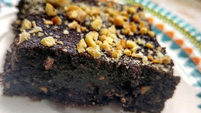 Brownie de chocolate feito com amido de milho e cacau em pó. (créditos: TudoGostoso/@Mariana Costa)