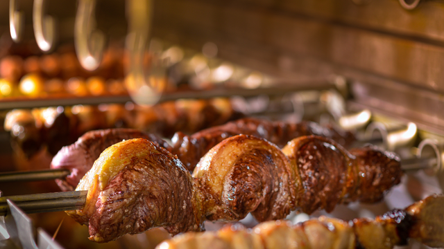 Dá para fazer churrasco dentro de casa no feriadão chuvoso se você seguir essas 4 dicas
