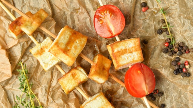 Experimente fazer espetinhos de legumes com tofu para ter uma refeição ainda mais completa e saborosa (Créditos: Shutterstock)