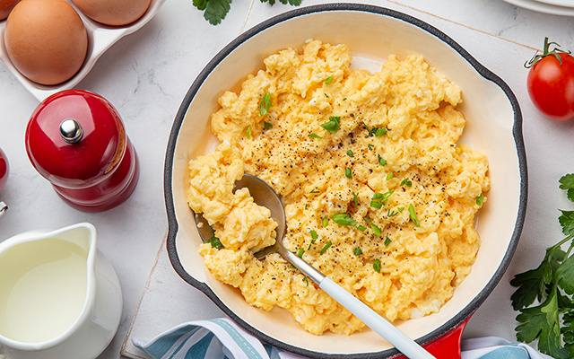 O segredo do ovo mexido bem cremoso SEM MANTEIGA que aprendi com um cozinheiro