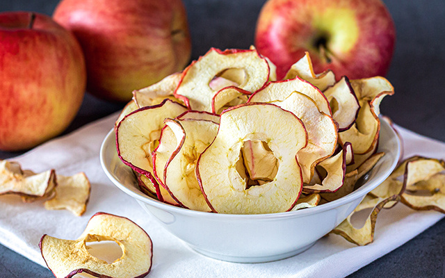 Chips de maçã crocante: opção saudável e prática para o seu lanche no trabalho ou faculdade