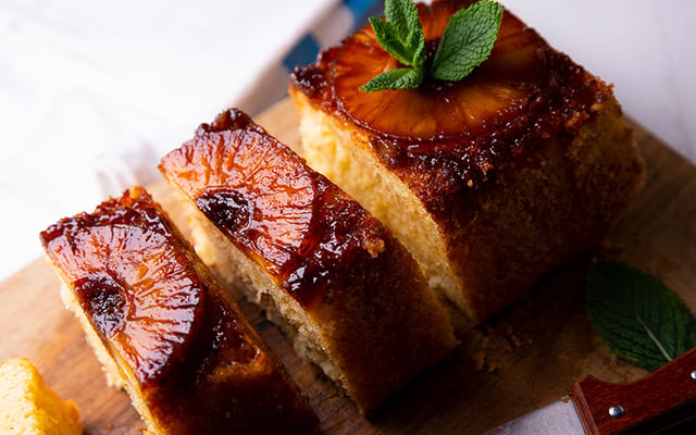 O bolo de abacaxi mais macio que já provei leva leite condensado e fica impossível comer só um pedaço