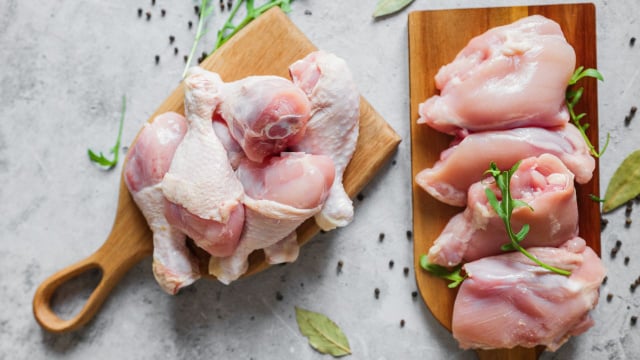Descarte o frango se ele estiver com cheiro ruim, aspecto pegajoso ou manchado e textura viscosa (Créditos: Shutterstock)