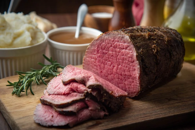 Pare de pagar caro no rosbife fatiado e aprenda a fazer agora com uma carne econômica e de um jeito delicioso