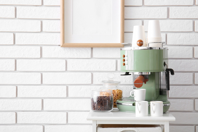 Crie um cantinho do café com o que você já tem em casa: truques baratos e práticos para reutilizar o que já tem